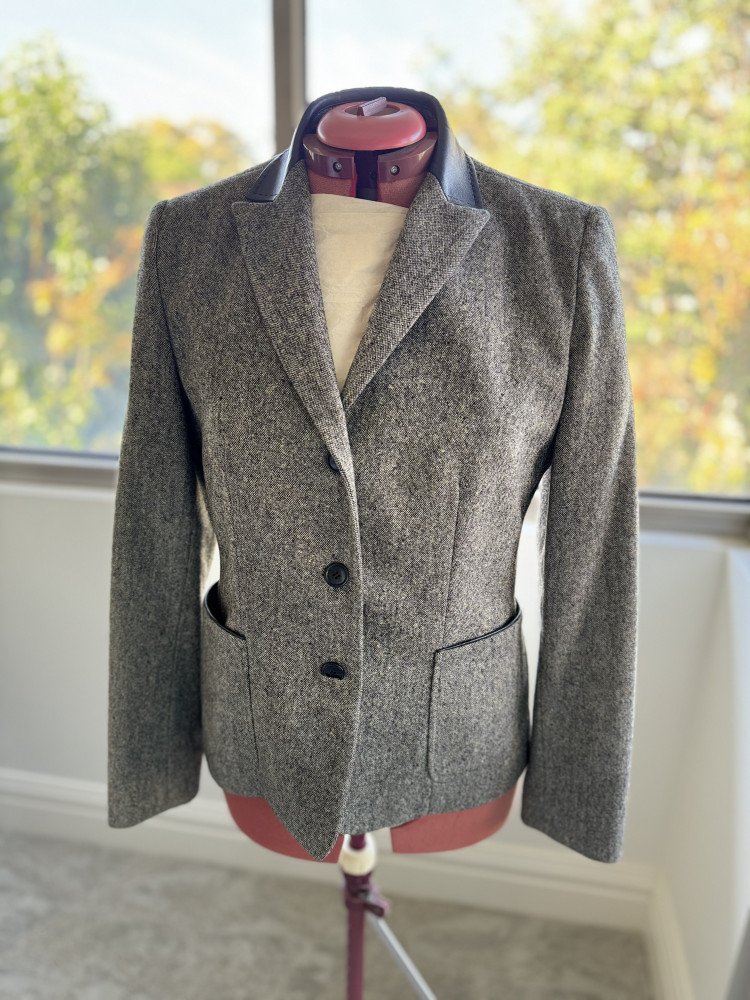 Tailored wool jacket with soft leather collar. As new.