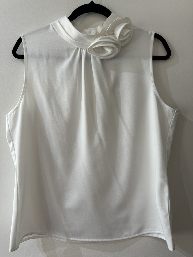 Review White sleeveless shirt with detailed collar