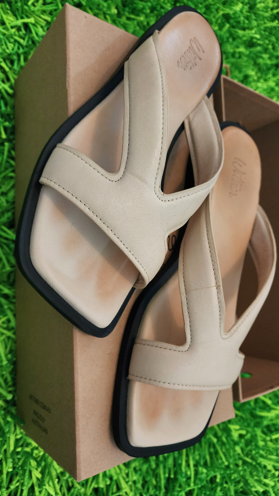 Wittner Beige Leather Slides Size 39 RRP200  