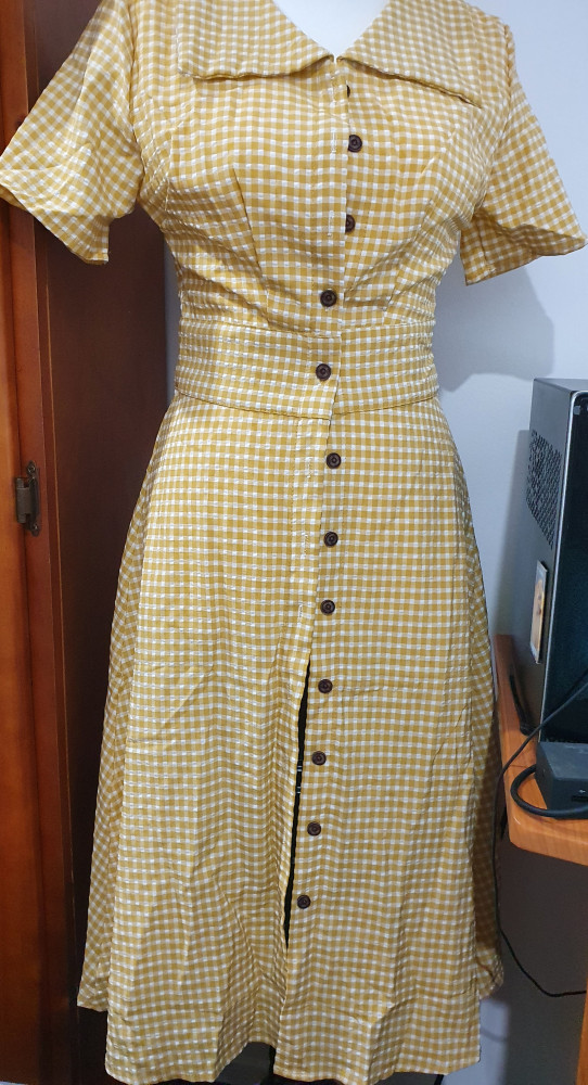 Neat and tidy, slim sitting tea dress.