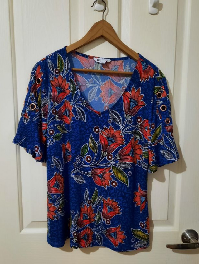 Electric blue floral short sleeve top with ruffle sleeve - M