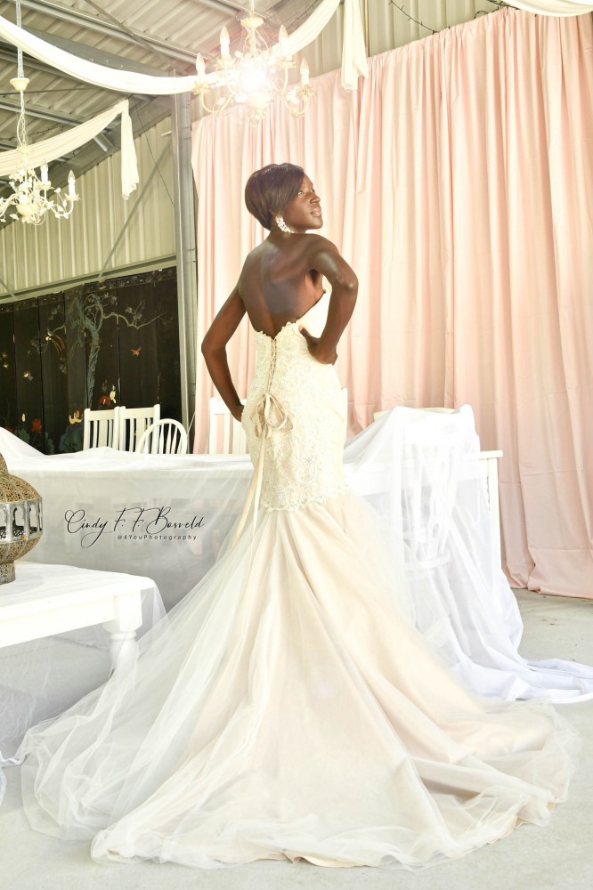  Q'nique Strapless Wedding gown 