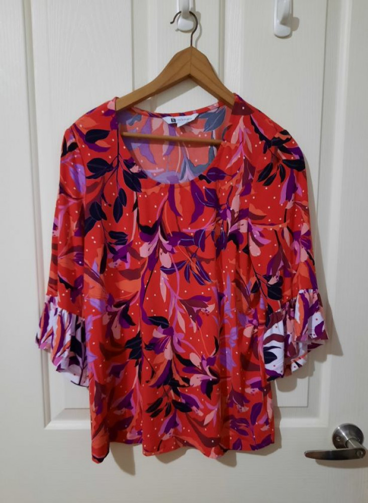 Red floral 3/4 length sleeve top - M