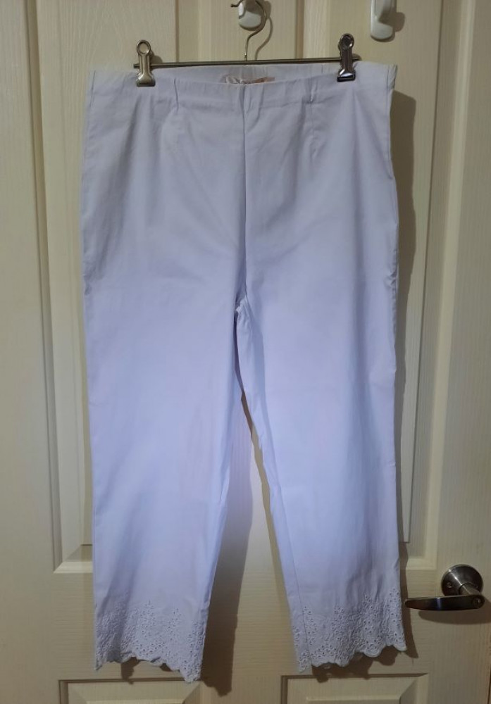 White 3/4 length crop pants