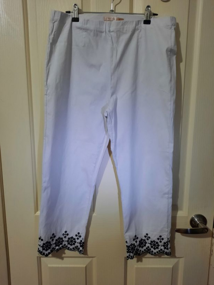 WHITE 3/4 LENGTH CROP PANTS with black lace trim