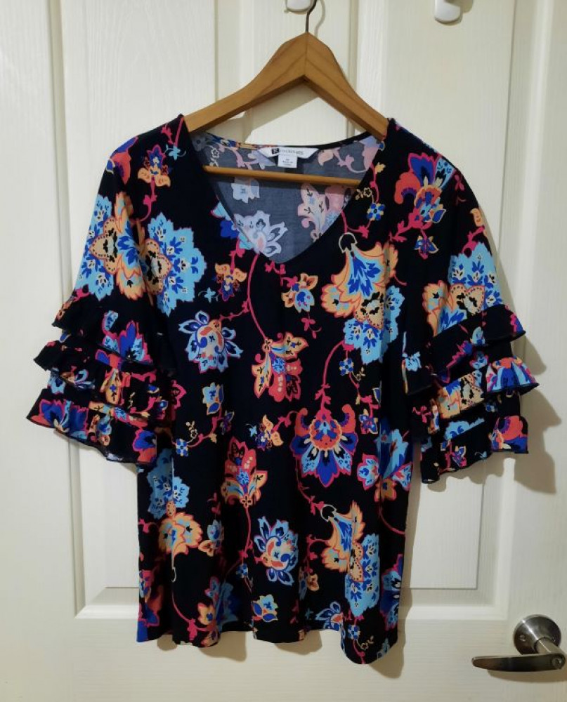 Black Floral short sleeve top with ruffled sleeves - M